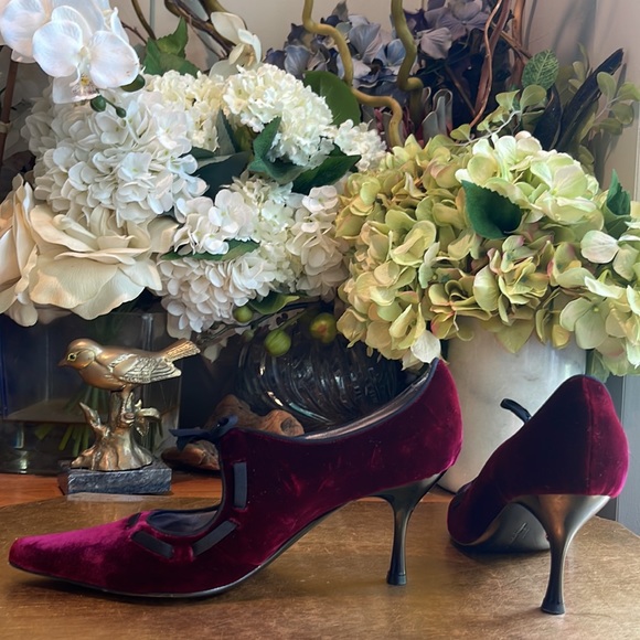 RARE! Salvatore Ferragamo Lace-Up Crushed Velvet Pumps - Picture 4 of 16